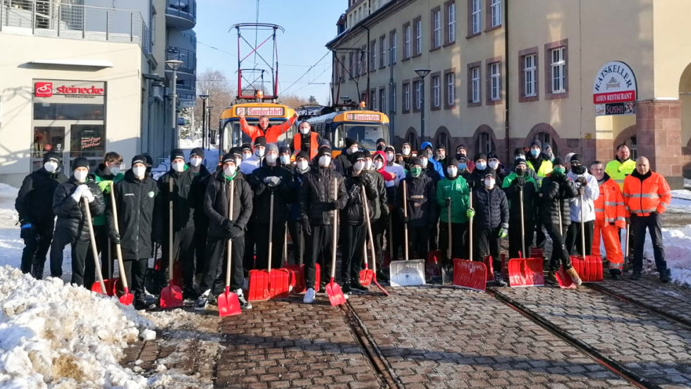 Leipziger Nachwuchs-Handballer schippen Straßenbahn-Strecke nach Schkeuditz frei