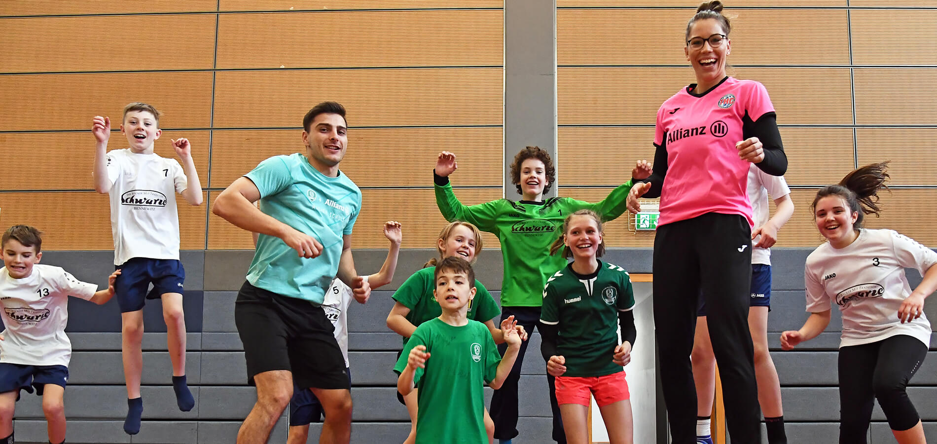 Handballcamp Menschen auf einem Trampolin