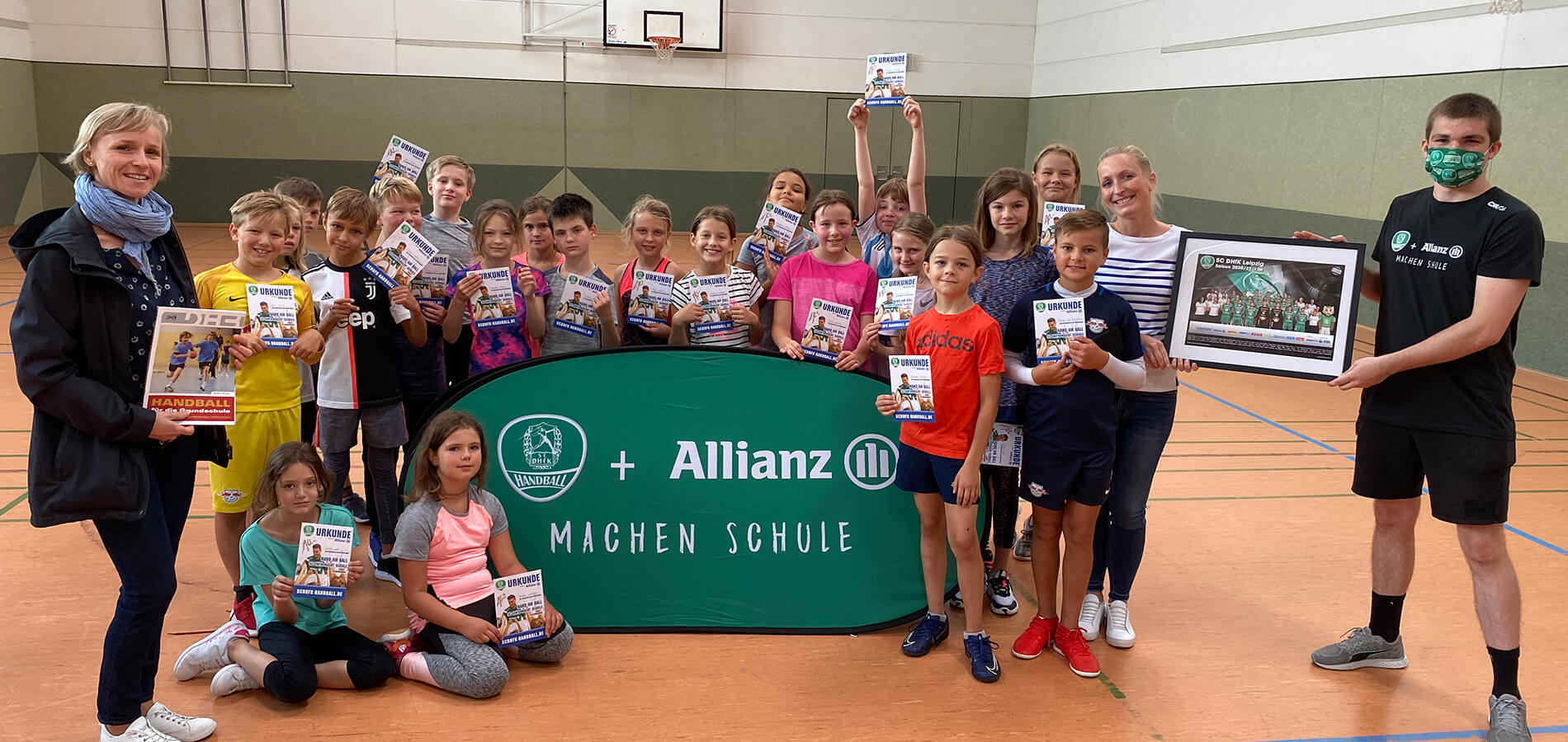 Schulprojekte Eine Schulklasse zeigt Urkunden