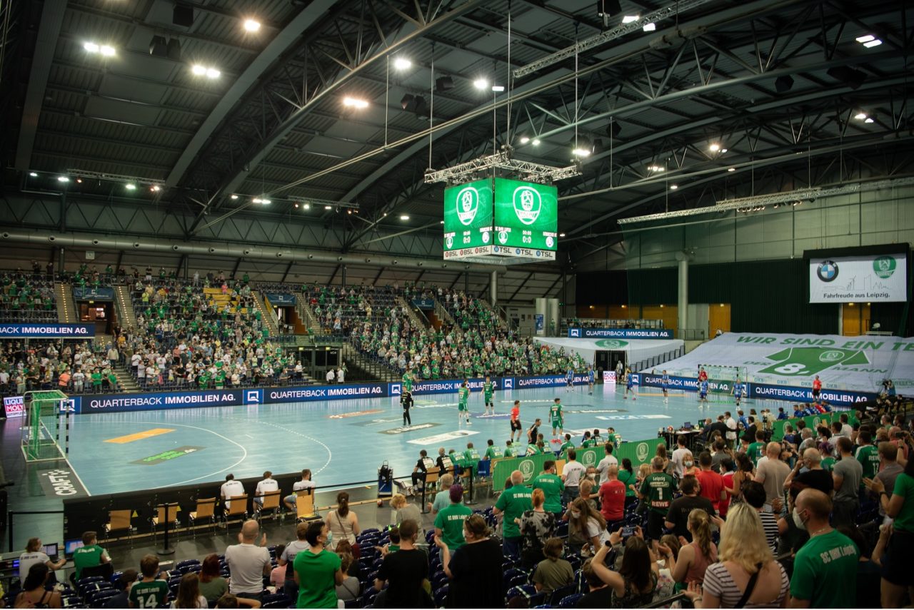 Halle-und-Fans_klein-1280x855