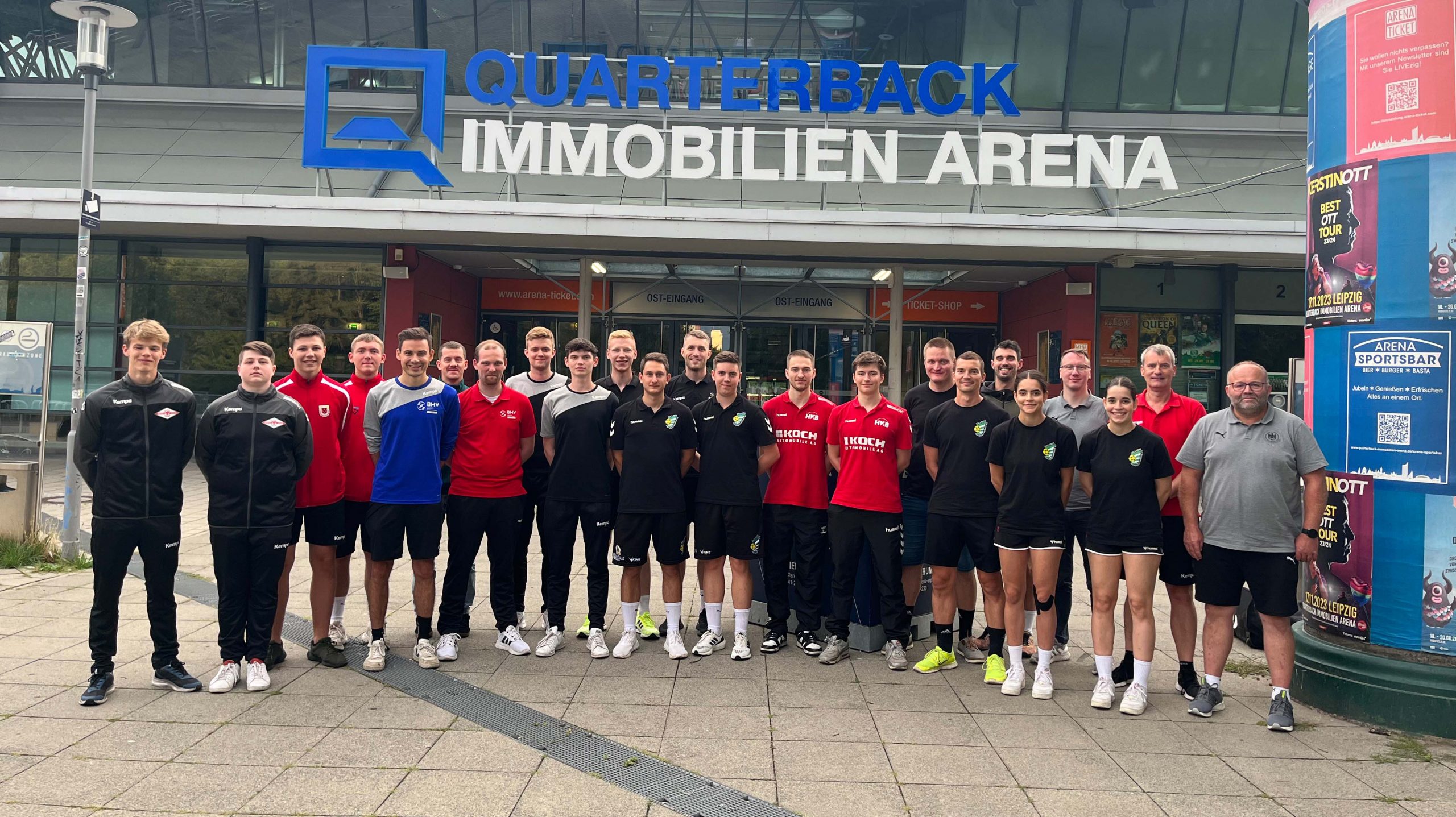 IMG_2164 v.l. Jonathan Puttkammer, Jonas Knoche, Nils Karpe, Fynn Herre, Nikolas Wolf, Rick Herrmann, Simon Ludwig, Bero Bernhardt, Max Liebscher, Christopher Dams, Marius Baucke, Moritz Pach, Maurice Oelsner, Phil Weh, Luca Kühne, Christian Kolath, Marco Kleinfeld, Fabian Friedel, Anne Baabbouz, Christian Kroll, Karen Baabbouz, Heiko Jäger, Gunnar Beyer